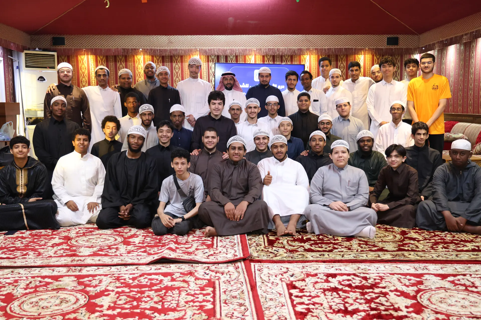 مجموعة من الشباب بعد لقاء توعوي
